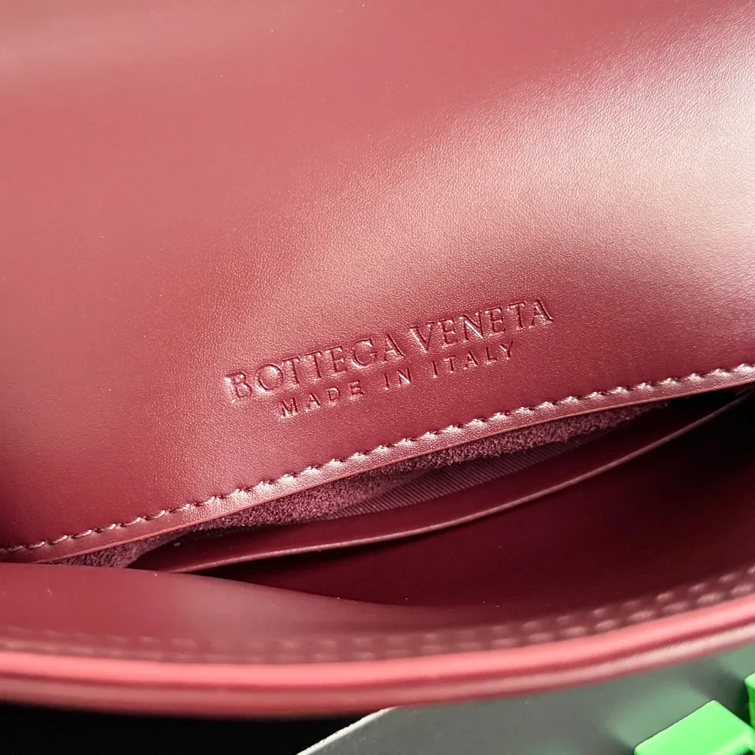 Batch 1520 BOTTEGA VENETA 2025 women's mini LIBERTA crossbody bag, the smallest size is shipped! ! Summer is here, how can you go out and play without a small bag? The "Freedom" series has the advantage of not being picky about seasons. I really like it. A small bag with a generous temperament is an indispensable item for every girl to perfectly adapt to the variety of summer outfits. The high-quality leather reveals a delicate luster. The U-shaped high-quality hardware design is enlarged in this size, which is the finishing touch. Whether it is attending a banquet or daily travel, it can show off the taste. Style No.: 826147 Size: 24*15.5*5cm